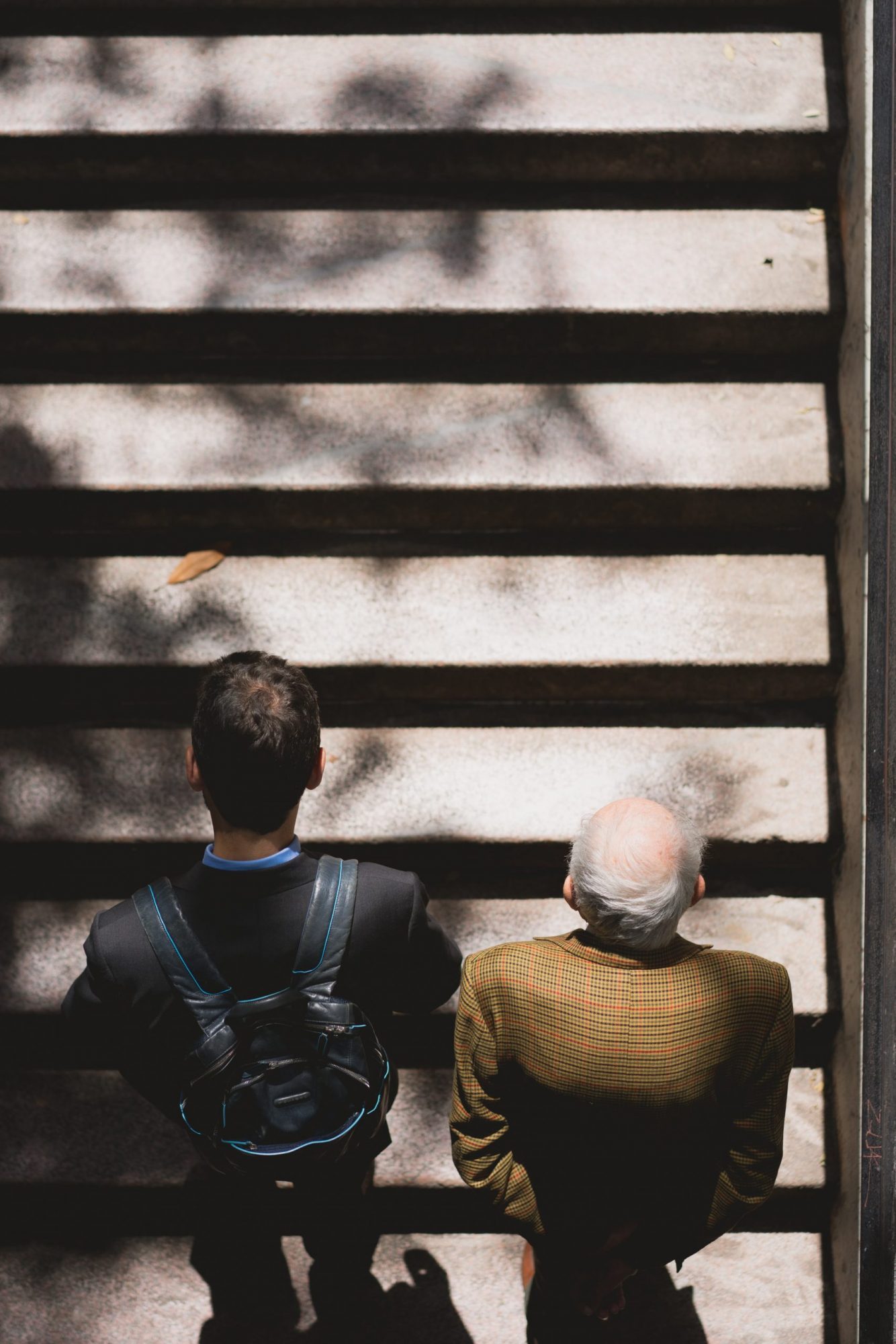 Persona mayor subiendo escaleras