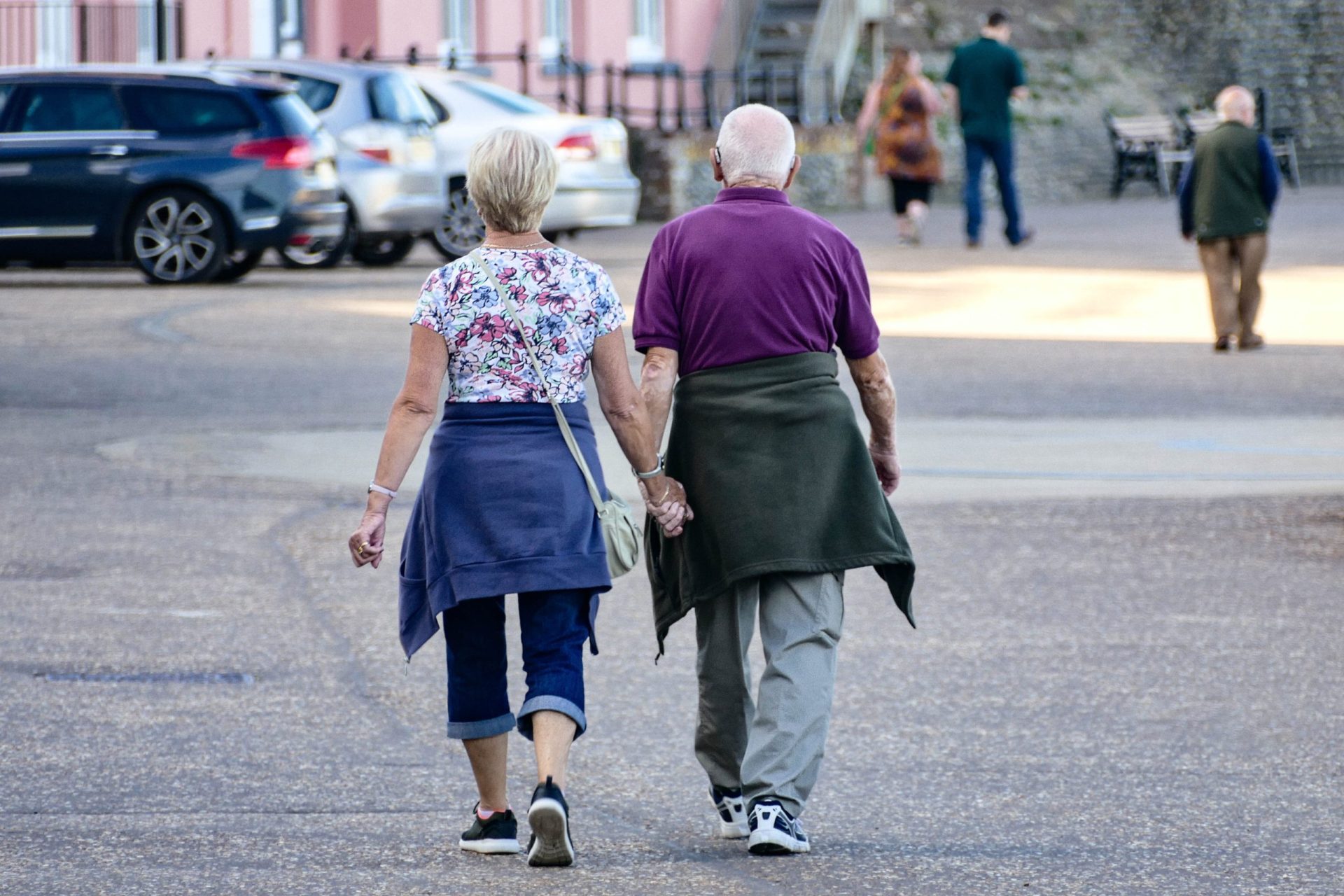 Pareja de personas mayores paseando