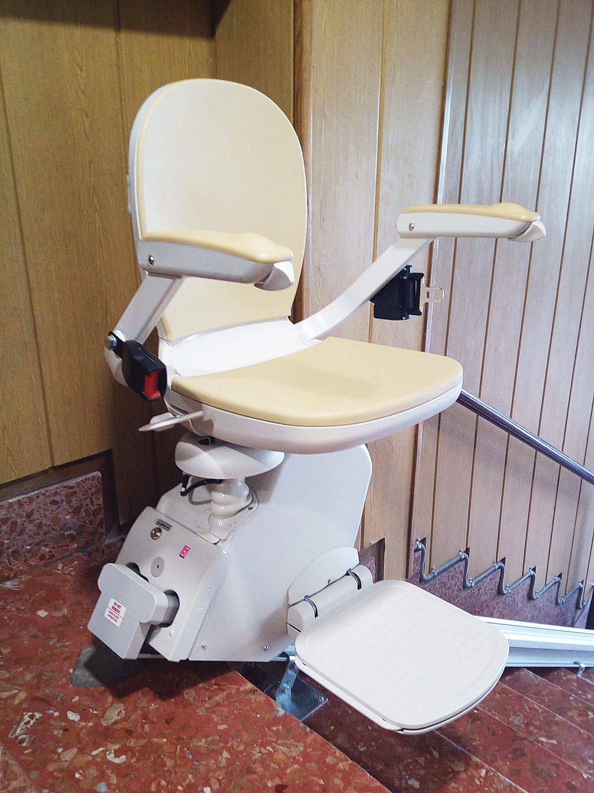 Silla modelo SR en aparcamiento superior desplegada