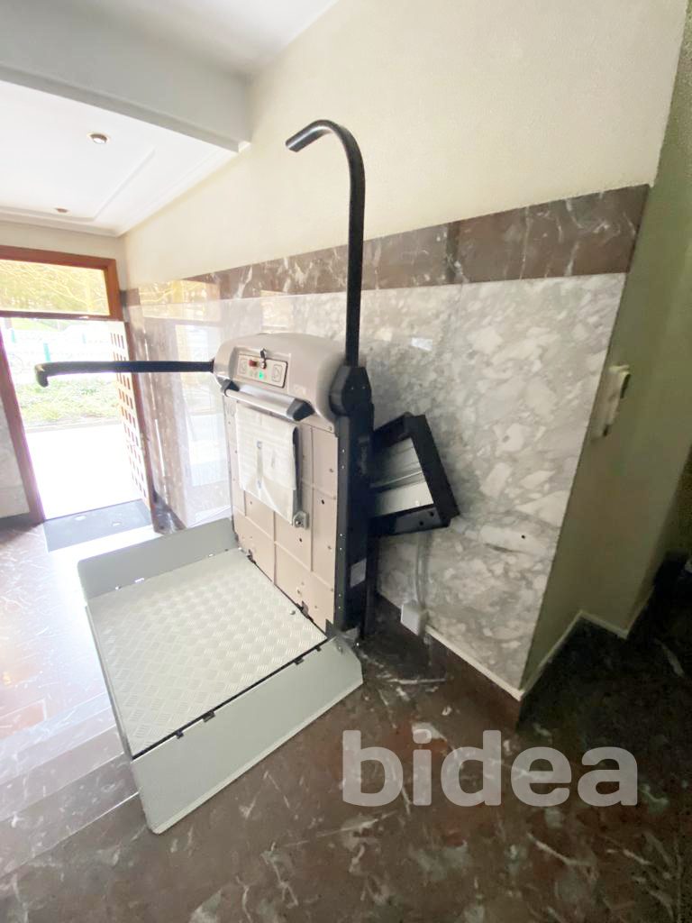 Plataforma salvaescaleras instalada en una comunidad de Irún