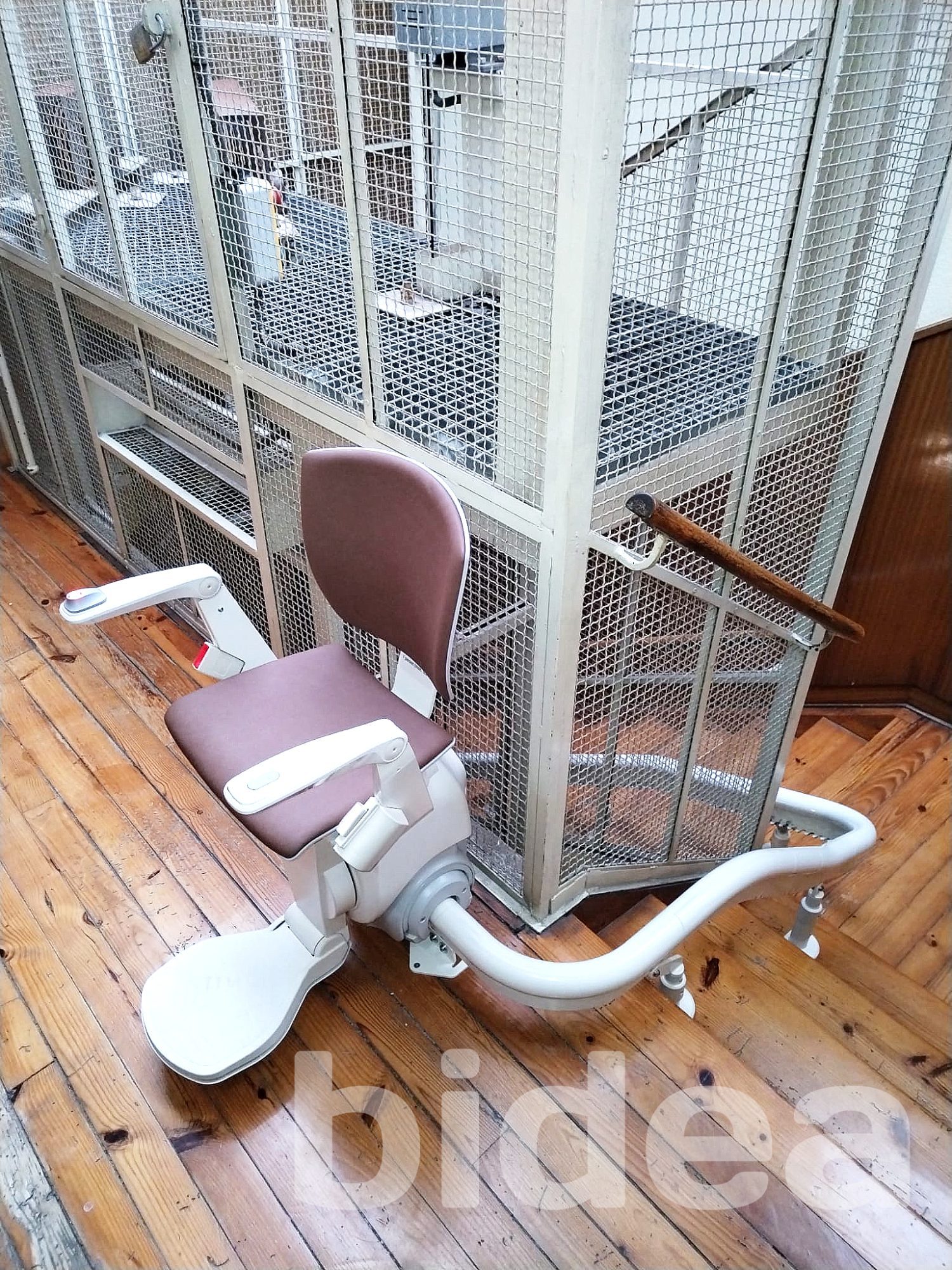 Silla salvaescaleras modelo MEDAS instalada en un portal antiguo