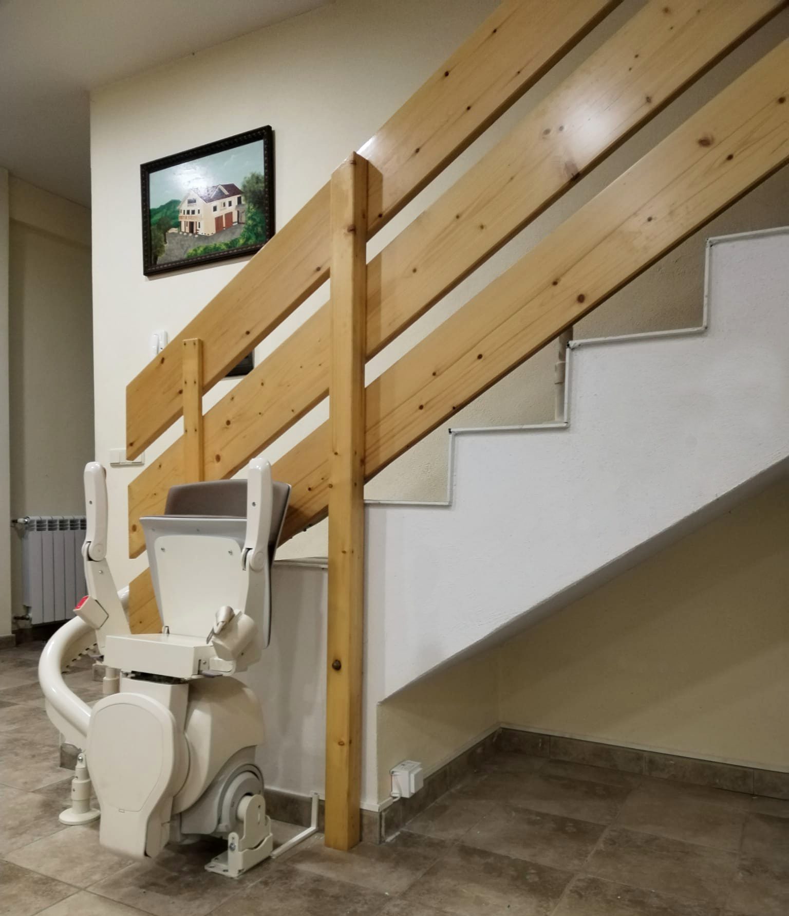 Silla salvaescaleras aparcada a 180º debajo de la escalera