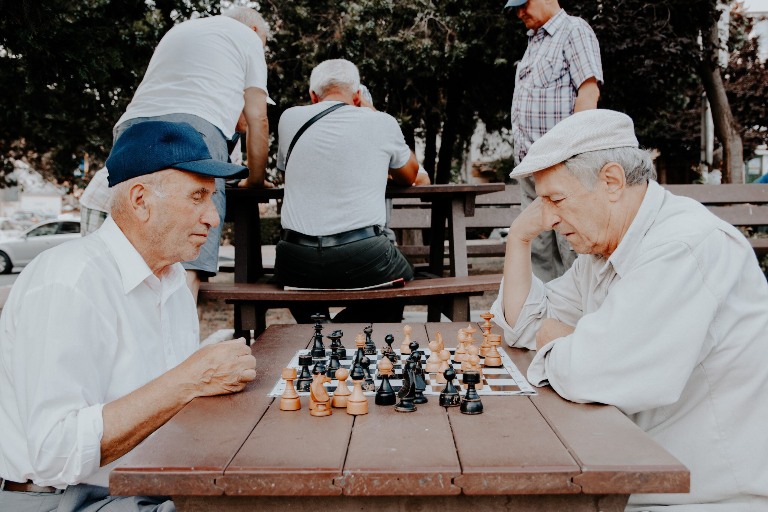 Ejemplo de estimulación cognitiva: Dos hombres mayores jugando al ajedrez