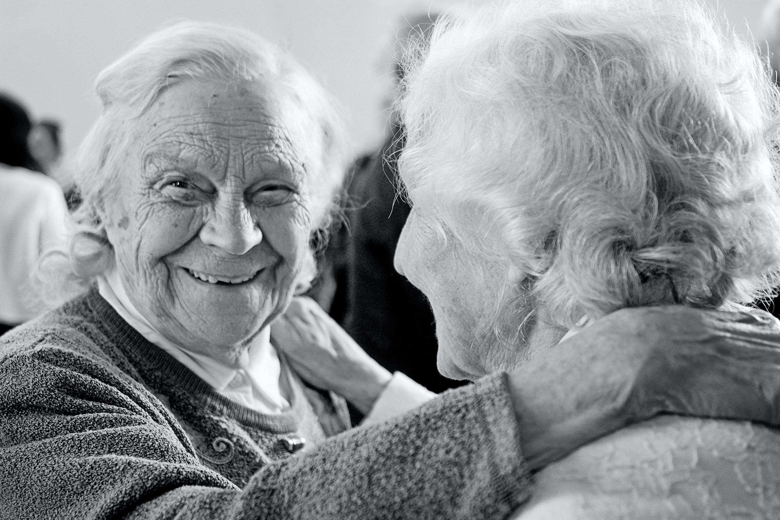 Dos personas mayores abrazadas