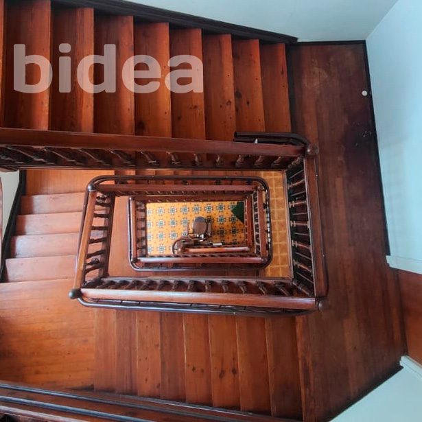 Escalera marrón con silla salvaescaleras del mismo color