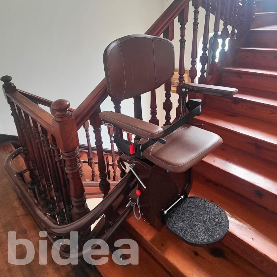 Silla salvaescaleras modelo AIA, guía y silla de color marrón