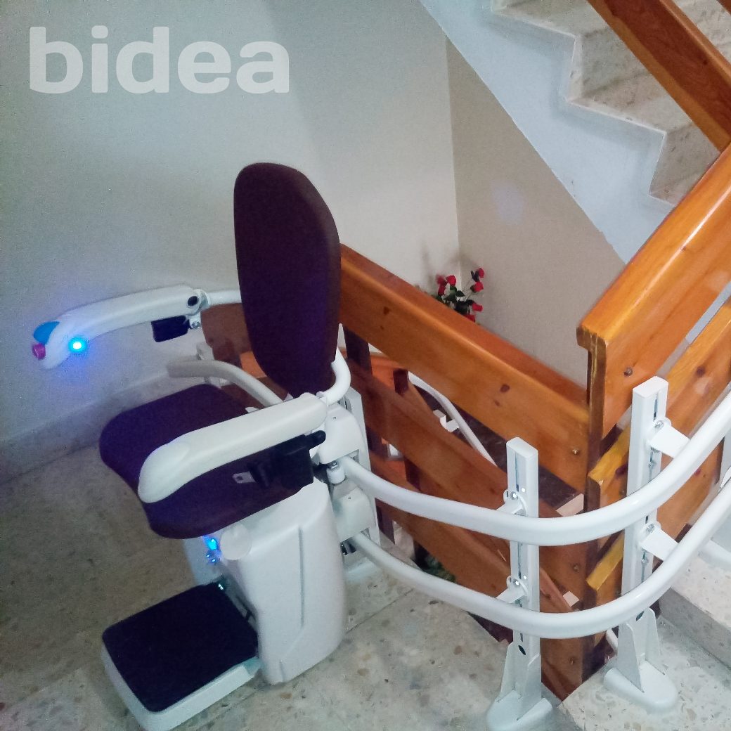 Silla salvaescaleras modelo V59 instalada en una escalera de comunidad