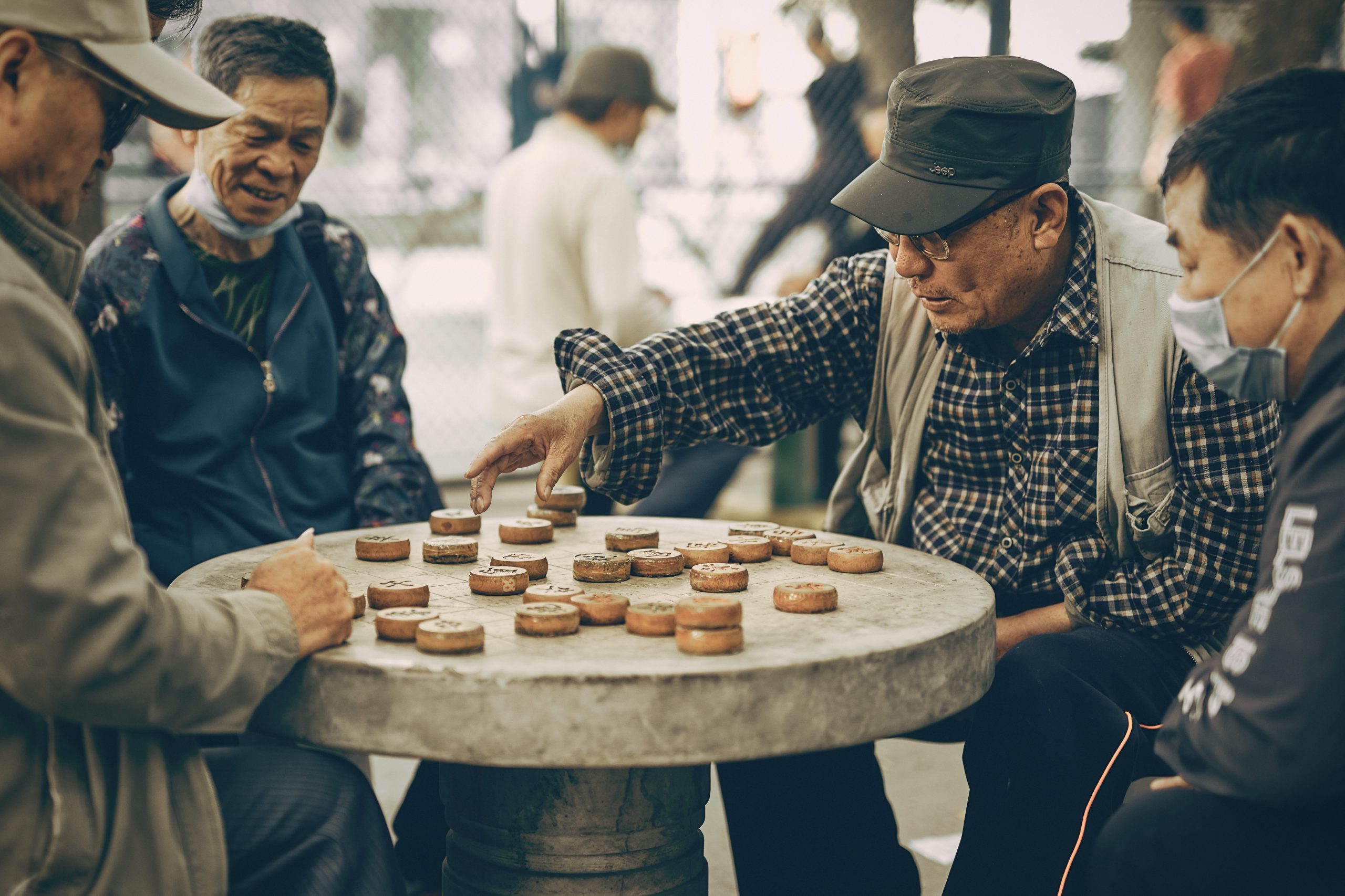 ejemplo de juegos para personas meyores, hombres mayores jugando a un juego de mesa