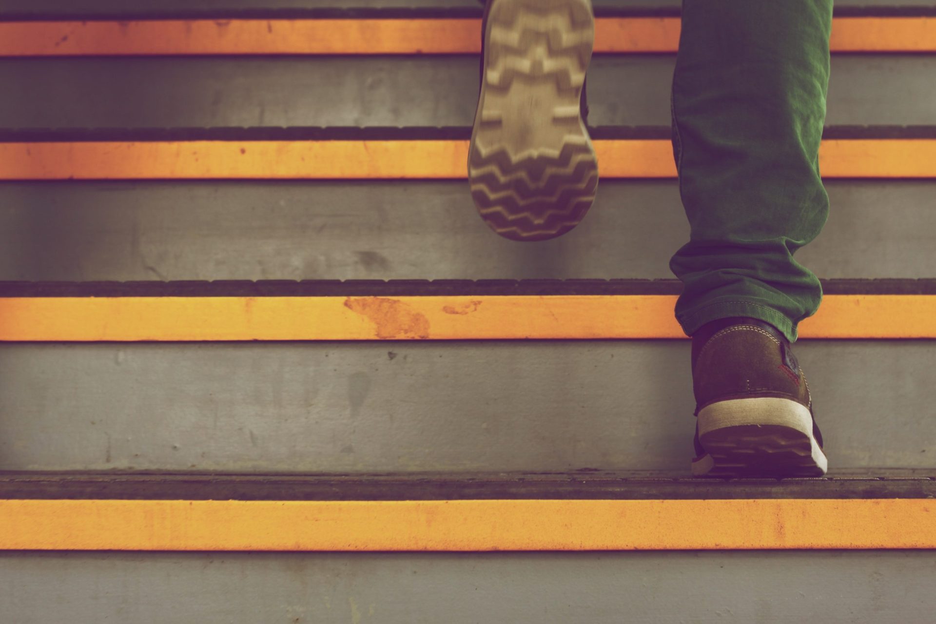 Una persona subiendo las escaleras de su comunidad