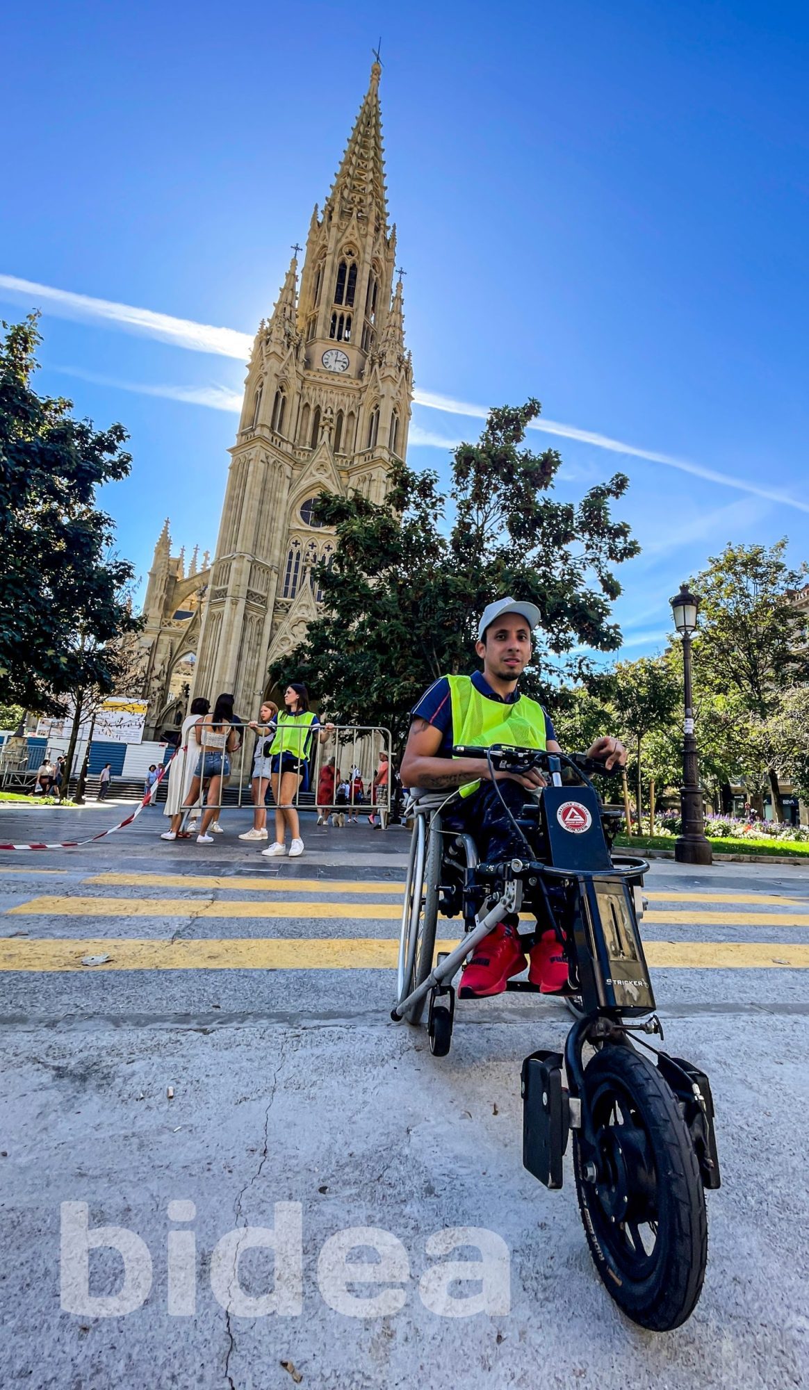 Alexander, persona usuaria de una silla de ruedas frente a la catedral del Buen Pastor en Donostia