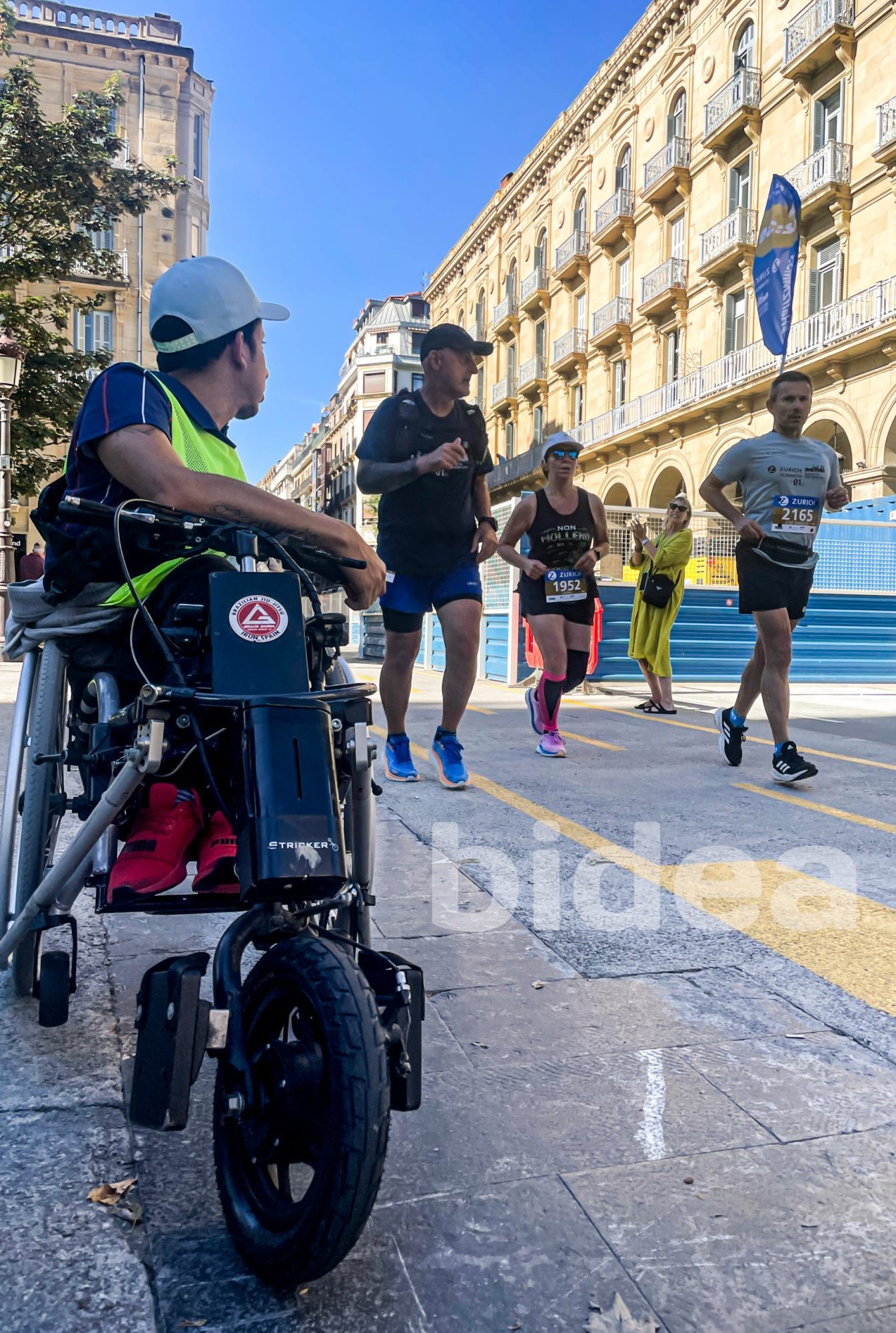 Alexander gestionando la seguridad de los viandantes durante la maratón