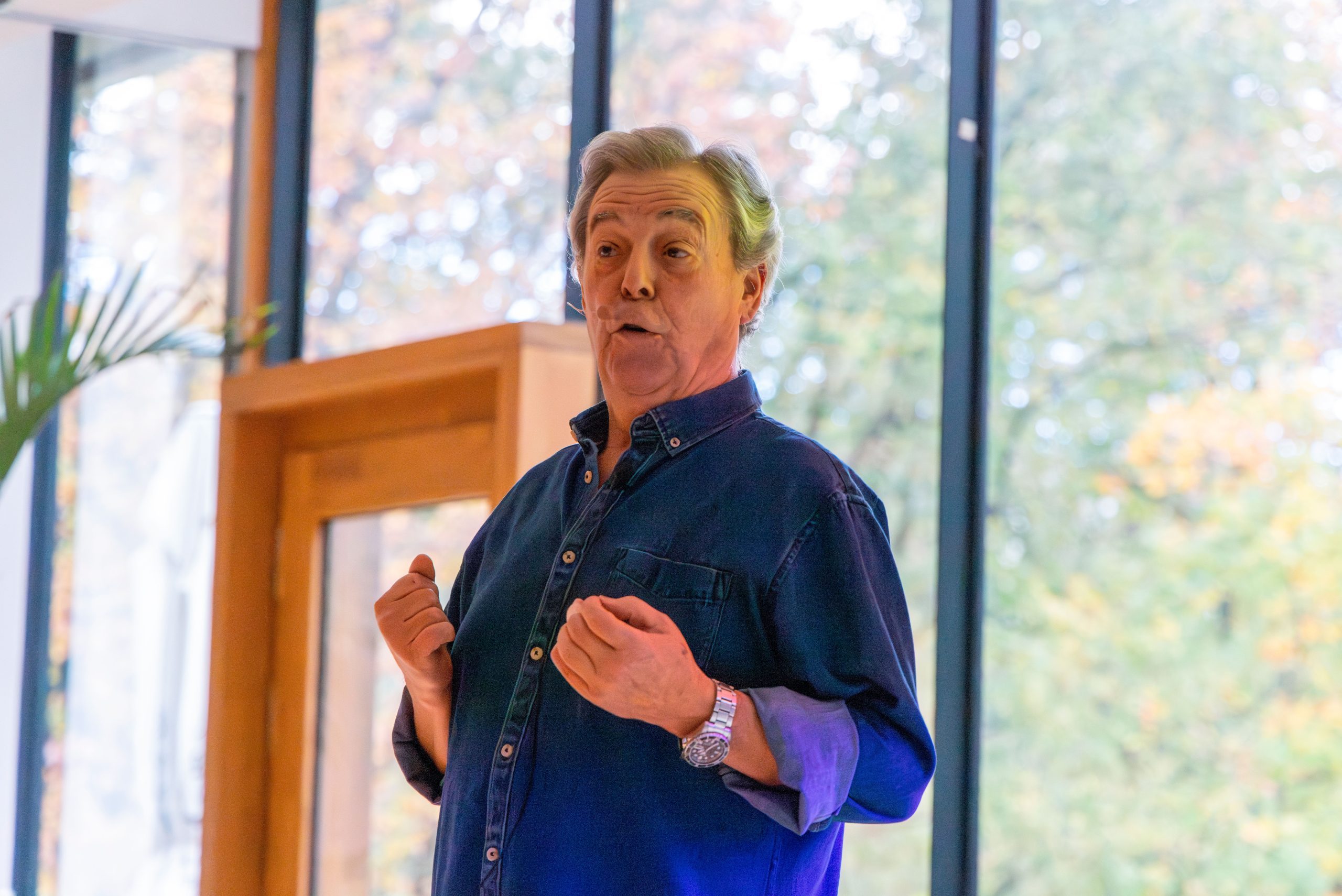 Juantxo Etxeberria actuando con un monólogo hablando de las aventuras y desventuras de hacerse mayor