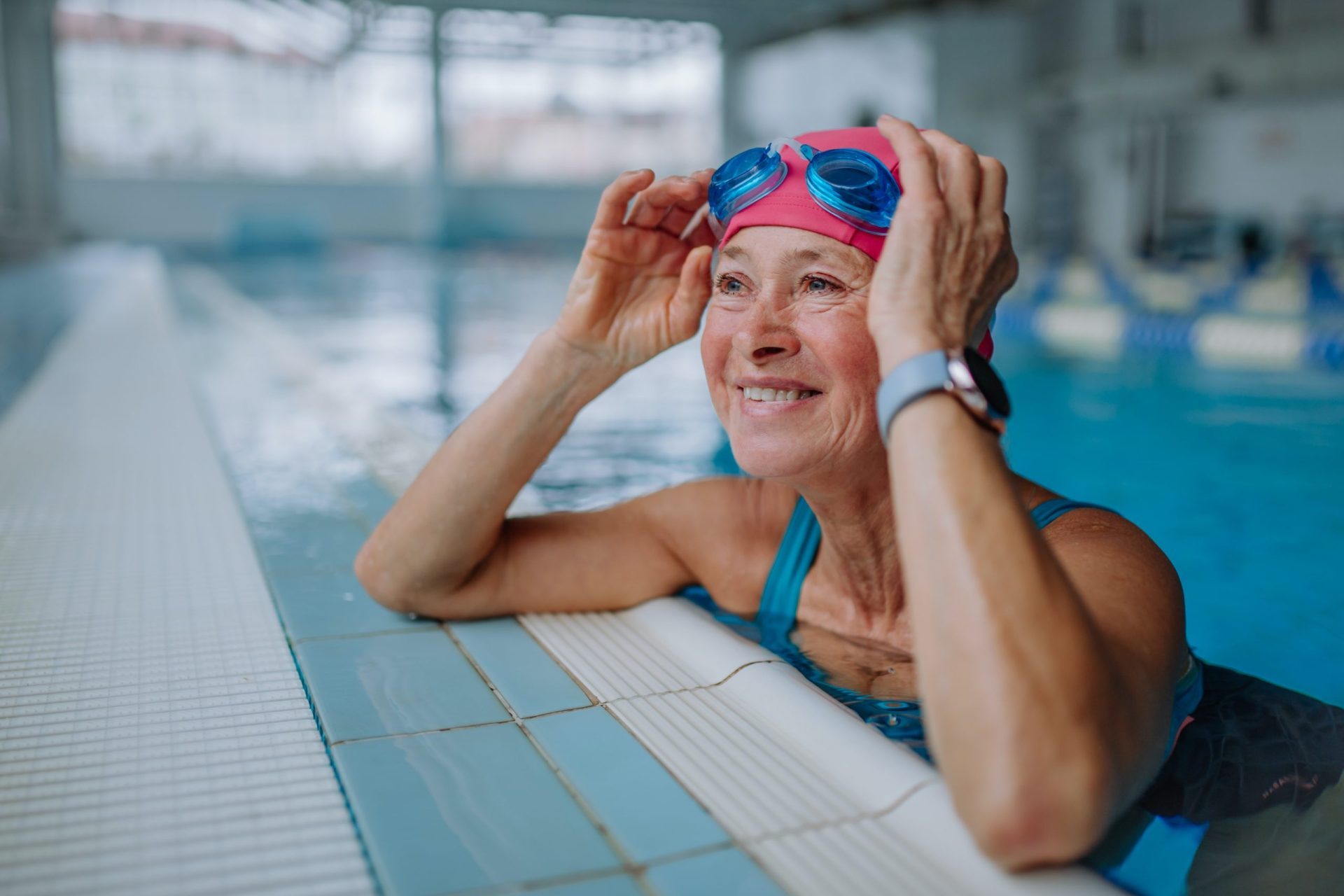 Mujer mayor en una piscina