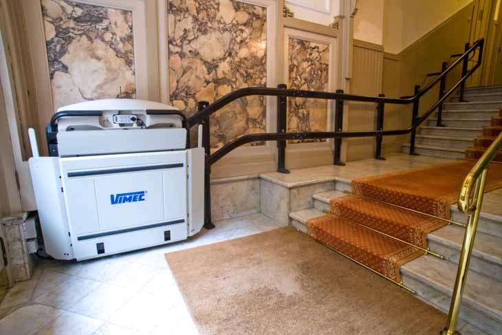 Normativa para instalar una plataforma salvaescaleras en España: tu guía completa