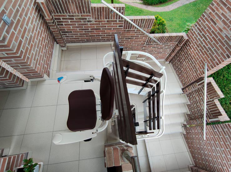 Instalación de sillas salvaescaleras, diseño inclusivo en el hogar