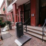 Plataforma salvaescaleras DEBA en el parking inferior desplegada en colo antracita