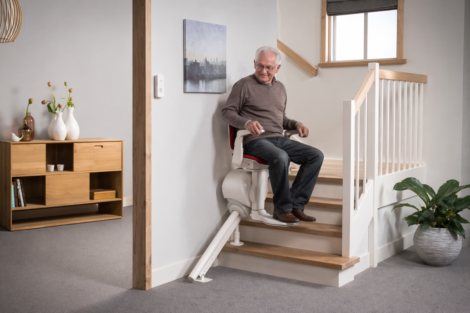 hombre subiendo en salvaescaleras