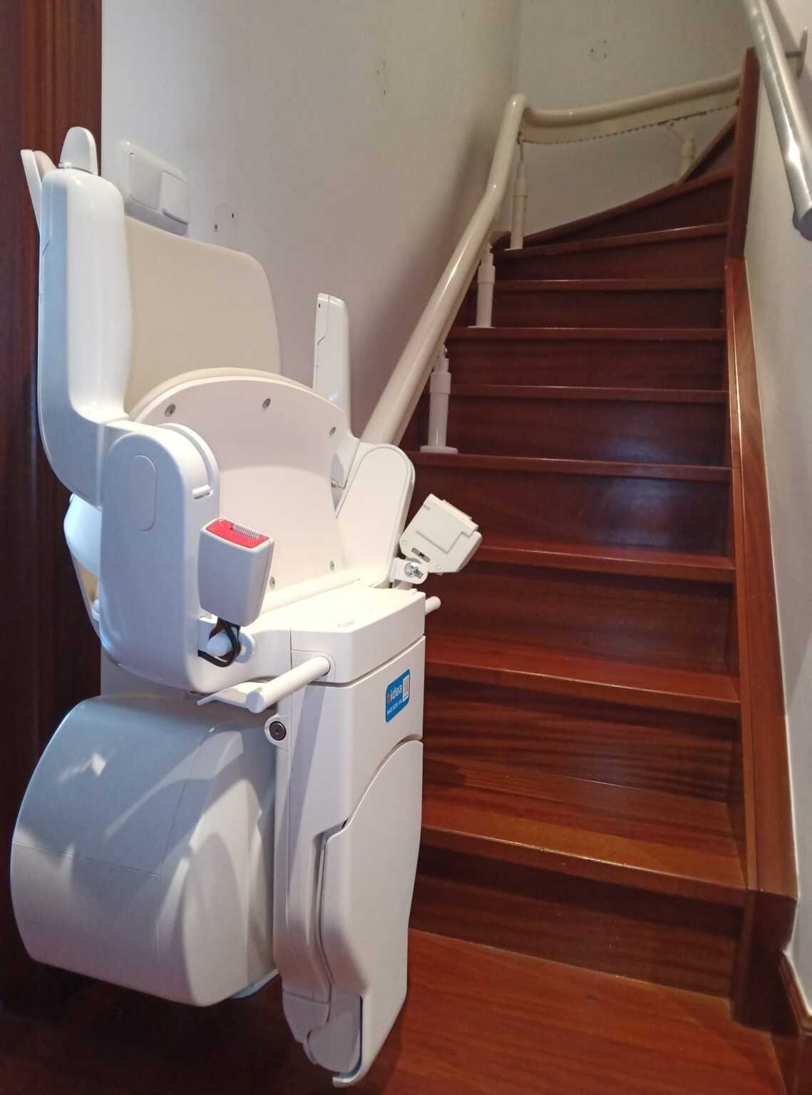 salvaescaleras en escalera estrecha